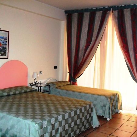 B&B La Grotta Сант-Алессио-Сикуло Экстерьер фото