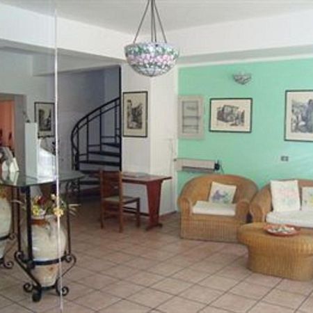 B&B La Grotta Сант-Алессио-Сикуло Экстерьер фото