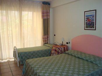 B&B La Grotta Сант-Алессио-Сикуло Экстерьер фото