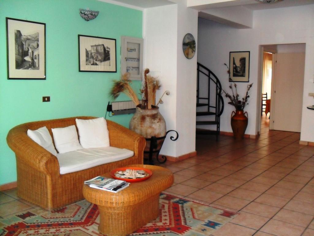 B&B La Grotta Сант-Алессио-Сикуло Экстерьер фото