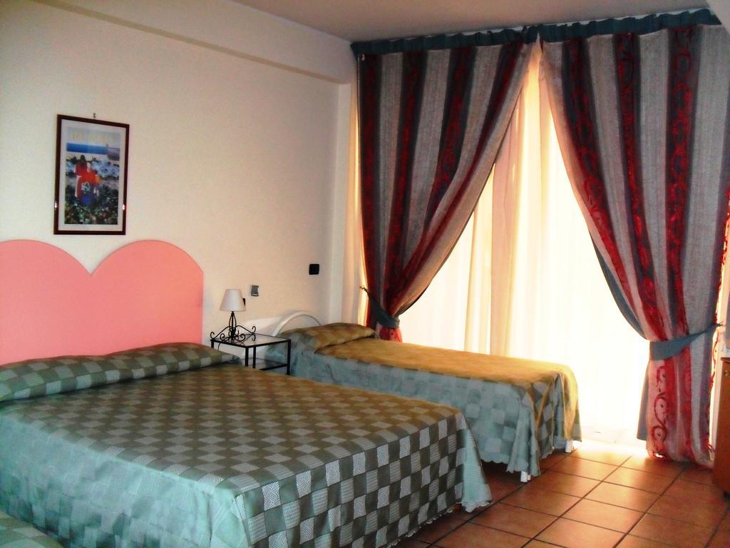 B&B La Grotta Сант-Алессио-Сикуло Экстерьер фото