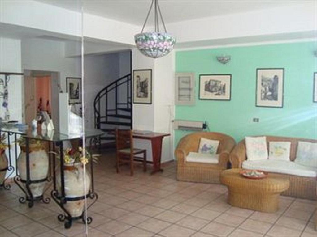 B&B La Grotta Сант-Алессио-Сикуло Экстерьер фото