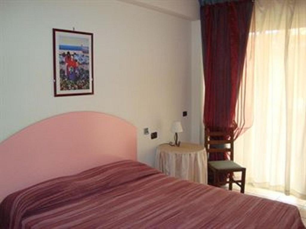 B&B La Grotta Сант-Алессио-Сикуло Номер фото